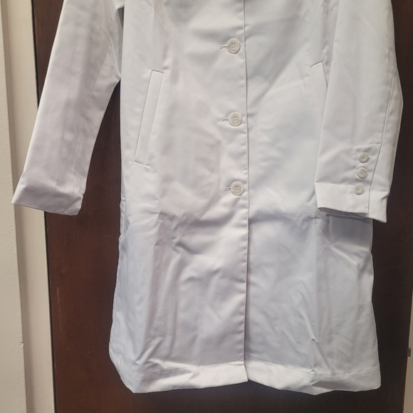 FIGS Lab Coat - Picture 3 of 15